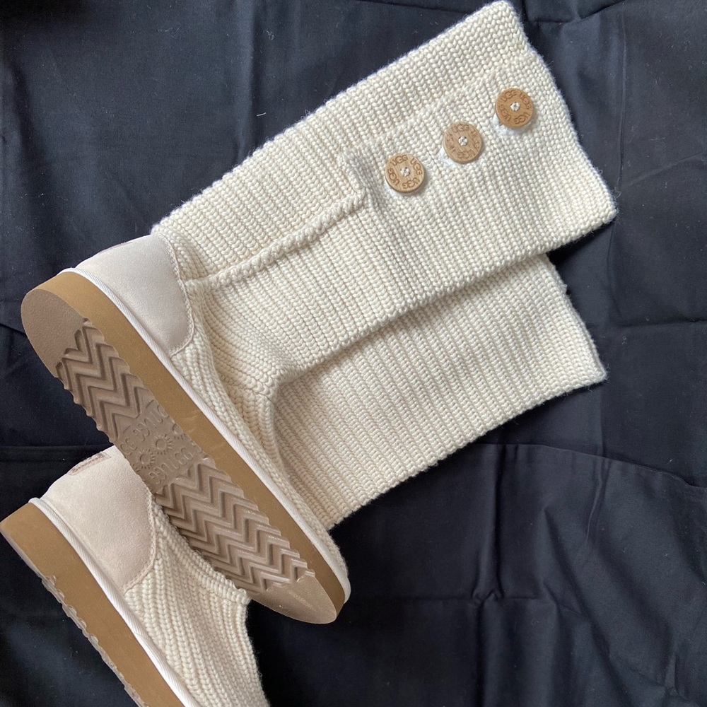 UGG Classic Cardy Boots - BRAND NEW